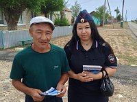 Сотрудники полиции Александров Гая предупредили население о мошенниках