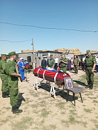 На хуторе Байгужа простились с Айдосом Акбулатовым
