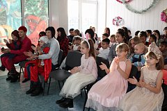 В РДК состоялось новогоднее представление для детей из семей мобилизованных
