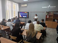Школьников Александров Гая знакомят с программой «Профессионалитет»