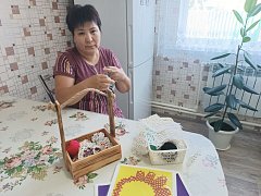 Красоту из узелков плетёт алгайская мастерица