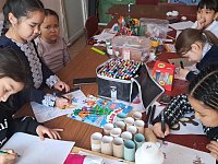 «Открытка Герою»: юные александровогайцы рисуют поздравления для участников СВО