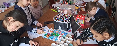 «Открытка Герою»: юные александровогайцы рисуют поздравления для участников СВО