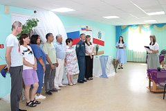 Под знаком ромашки: центр соцобслуживания поздравил семейные пары района