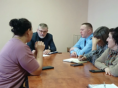 Жители Александрова Гая подняли вопросы ремонта дорог, благоустройства и условий торговли на личном приёме