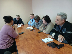 Жители Александрова Гая подняли вопросы ремонта дорог, благоустройства и условий торговли на личном приёме