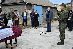 «Быть воином - значит жить вечно!»: Александровогайцы простились с ефрейтором Денисом Непряхиным
