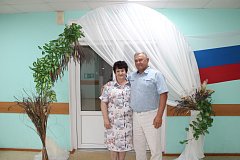 Под знаком ромашки: центр соцобслуживания поздравил семейные пары района