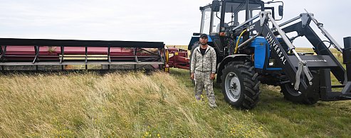 Сотни гектаров разнотравья: в  Александрово – Гайском районе начался сенокос