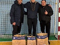 Бывшие воспитанники ДЮСШ  Александров Гая поддержали юных футболистов