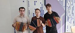 Алгайские музыканты постигают тайны игры на гармони в «Галактике64»
