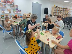 В Александрово-Гайской библиотеке прошел мастер-класс «Ромашковый лучик счастья» 
