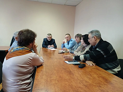 Жители Александрова Гая подняли вопросы ремонта дорог, благоустройства и условий торговли на личном приёме