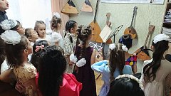 Музыкальные ноты, живописные штрихи в алгайской ДШИ: дети завершили первый этап творческого пути