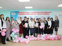Приятный сюрприз сельчанкам устроили волонтеры Александрово Гайского школьного коллектива