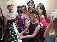Музыкальные ноты, живописные штрихи в алгайской ДШИ: дети завершили первый этап творческого пути