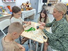 В Александрово-Гайской библиотеке прошел мастер-класс «Ромашковый лучик счастья» 