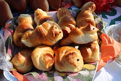 Александровогайцы встретили весну жаворонками и баурсаками