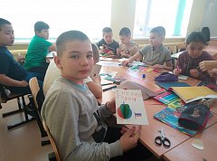 Сельские школьники подготовили поздравительные открытки для участников СВО