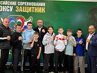 Воспитанники Александрово-Гайской школы бокса познакомились с легендами российского ринга на турнире «Защитник»