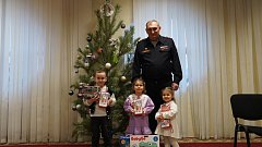 Саратовские военнослужащие и сотрудники Росгвардии поздравили с новогодними праздниками более 200 ребят