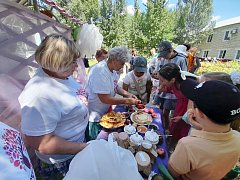 В Александров Гае провели благотворительную акцию с ароматом лета и вкусом детства