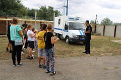 Для юных алгайцев провели экскурсию по местному отделению полиции