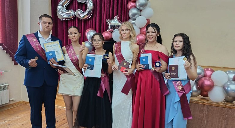 Школьная пора позади: выпускные торжества в Александров Гае
