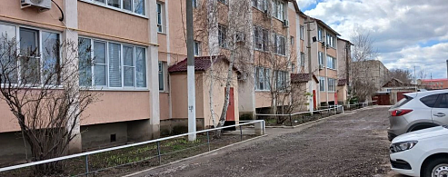 Жители многоэтажки в Александровом Гае сами отремонтировали подъездные пути