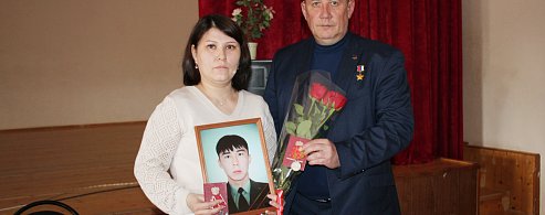 В Александров Гае вдове героя СВО передали медаль Жукова и орден Мужества