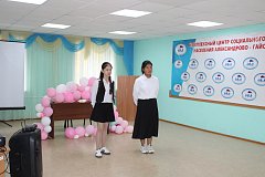 Приятный сюрприз сельчанкам устроили волонтеры Александрово Гайского школьного коллектива