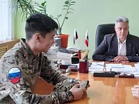 Первый заместитель главы администрации Александрово-Гайского района вручил военную сумку добровольцу