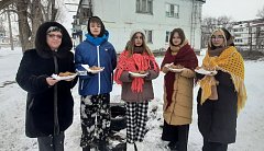 На улицах Александров-Гая школьники угощают прохожих блинами