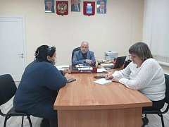 Благоустройство, экология и дороги стали главными темами  приема граждан в Александровом Гае