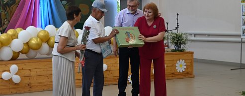 В Александрово-Гайском районе торжественно отметили День семьи, любви и верности