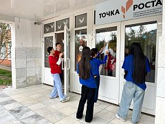 Светлый образ Победы озарил окна Александрово-Гайского района