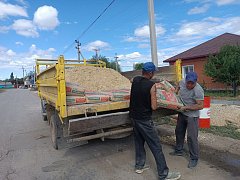 На улице Локомотивной — праздник: дорогу одели в асфальт