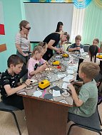 В Александровогайском КЦСОН детвору научили "рисовать огнем"