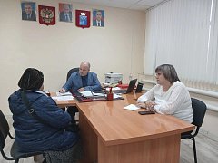 Благоустройство, экология и дороги стали главными темами  приема граждан в Александровом Гае