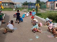Рисунки детства в Александров Гае: малыши украсили двор детского сада своими шедеврами
