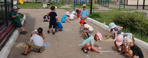 Рисунки детства в Александров Гае: малыши украсили двор детского сада своими шедеврами
