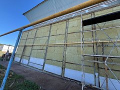 Частично отремонтирован фасад спортивной школы в селе Александров Гай