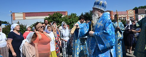Владыка Феодор разделил радость праздника с александровогайскими православными