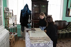 Юным алгайцам устроили экскурсию в краеведческий музей