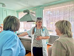 Депутат Галина Ткачёва оценила ход ремонта школы и детсада в Александров Гае