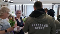 Саратовские активисты поздравили женщин-волонтёров и семьи героев с наступающим 8 Марта   