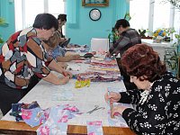 Александрово-Гайские волонтёры шьют одеяла для детей Донбасса
