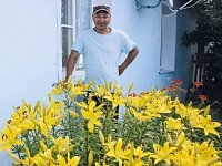 Жители Искровского округа возводят игровую зону и проявляют чудеса трудолюбия