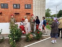 Александровогайцы чтят память погибших героев СВО