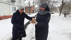 На улицах Александров-Гая школьники угощают прохожих блинами
